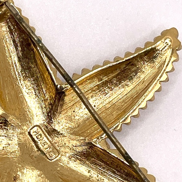Monet Vintage Gold Tone Starfish Pin Brooch - Picture 6 of 6